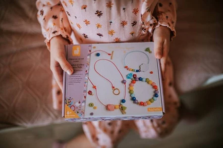 Janod Zestaw kreatywny do tworzenia biżuterii Tęczowe koraliki 6+