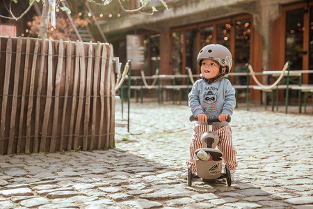 SCOOTANDRIDE Highwaykick 1 Lifestyle 2w1 Jeździk i hulajnoga z zamykanym schowkiem 1-5 lat Brown Lines