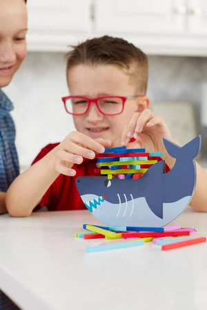 Mudpuppy Drewniana gra balansowa Rekin 4+