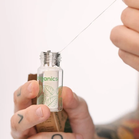 Georganics, Naturalna nić dentystyczna w szklanym opakowaniu Zero Waste, do codziennej pielęgnacji, smak zielonej mięty, 50 m