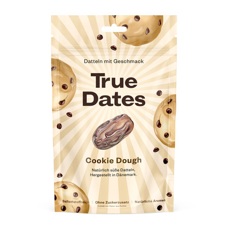 Zestaw smaków: 1x True Dates Cookie Dough daktyle o smaku ciasteczkowym 100g, 1x True Dates Sour Cola daktyle o smaku coli 100g i 1x True Dates Pistachio Cream daktyle o smaku kremu pistacjowego 100g