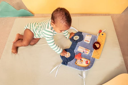 Lilliputiens Miękka tablica aktywizująca samochód Piesek Jules 3 m+