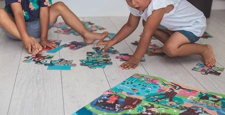 Janod Świecące puzzle z mini-lampką UV Las 24 elementy 3+