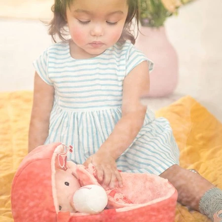 LILLIPUTIENS Lalka dzidziuś w gondoli z komforterem i butelką mleka Lena 12 m+