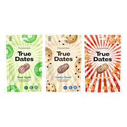 Zestaw smaków: 1x True Dates Sour Apple daktyle o smaku kwaśnego jabłka 100g, 1x True Dates Cookie Dough daktyle o smaku ciasteczkowym 100g i 1x True Dates Caramel Popcorn daktyle o smaku karmelowego popcornu 100g