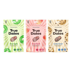 Zestaw mix: 1x True Dates Sour Apple daktyle o smaku kwaśnego jabłka 100g, 1x True Dates Sweet Peach daktyle o smaku słodkiej brzoskwini 100g i 1x True Dates Cookie Dough daktyle o smaku ciasteczkowym 100g