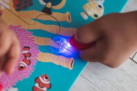 Janod Świecące puzzle z mini-lampką UV Las 24 elementy 3+