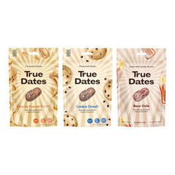Zestaw smaków: 1x True Dates Creamy Peanut Butter daktyle o smaku kremu orzechowego 100g, 1x True Dates Cookie Dough daktyle o smaku ciasteczkowym 100g i 1x True Dates Sour Cola daktyle o smaku coli 100g