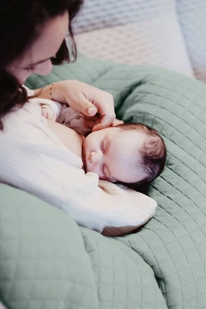 Beaba Ergonomiczna poduszka rogal dla kobiet w ciąży i karmiących Big Flopsy ™ Fleur de coton Sage Green