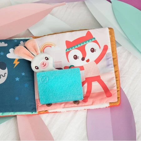 LILLIPUTIENS Miękka książeczka aktywizująca z mini-komforterem „Stella i jej przytulanka” 12 m+