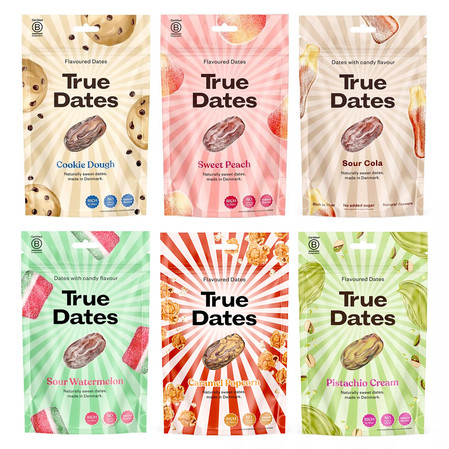 Zestaw smaków 100g True Dates: 1x Cookie Dough daktyle ciasteczkowe, 1x Sweet Peach daktyle słodka brzoskiwnia. 1x Sour Cola daktyle cola, 1x Watermelon daktyle arbuzowe, 1x Caramel Popcorn daktyle karmelowy popcorn, 1x Pistachio Cream daktyle pistacjowe