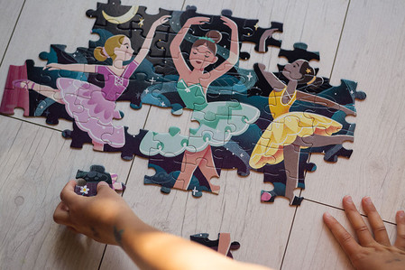 Mudpuppy Puzzle świecące w ciemności Balet w blasku księżyca 100 elementów 5+