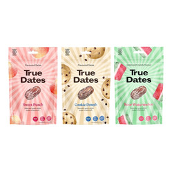 Zestaw smaków: 1x True Dates Sweet Peach daktyle o smaku słodkiej brzoskwini 100g, 1x True Dates Cookie Dough daktyle o smaku ciasteczkowym 100g i 1x   True Dates Watermelon daktyle o smaku arbuza 100g