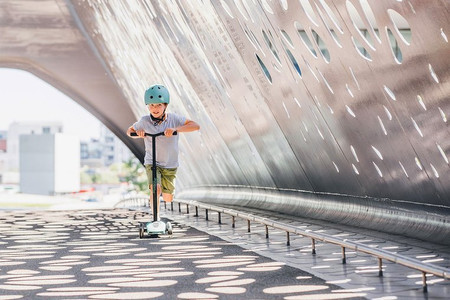 SCOOTANDRIDE Highwaykick 5 LED Hulajnoga trójkołowa balansowa ze świecącymi kółkami 5+ Forest