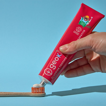 Georganics, GeoKids, Naturalna pasta do zębów dla dzieci, z Hydroksyapatytem i Fluorem, Smak truskawkowy, 3+, 75 ml