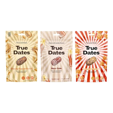 Zestaw smaków: 1x True Dates Creamy Peanut Butter daktyle o smaku kremu orzechowego 100g, 1x True Dates Sour Cola daktyle o smaku coli 100g i 1x True Dates Caramel Popcorn daktyle o smaku karmelowego popcornu 100g