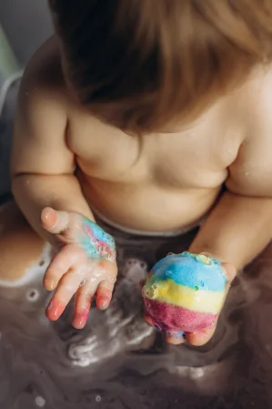 Mini U morski blask - kula do kąpieli dla dzieci tworząca kolorowy wir 150g