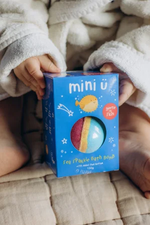 Mini U morski blask - kula do kąpieli dla dzieci tworząca kolorowy wir 150g