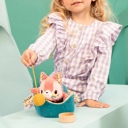 Lilliputiens Przytulanka kotek z koszyczkiem i akcesoriami Kotka Jeanne 12 m+