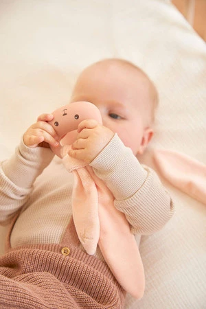 Kaloo Zestaw prezentowy 3 w 1 Królik (komforter + gryzak + buciki) brzoskwiniowy Lapinoo