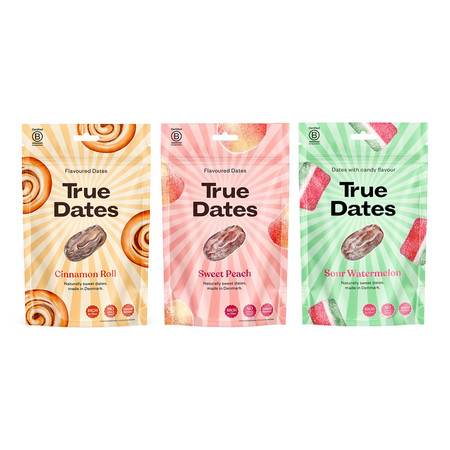 Zestaw smaków: 1x True Dates Cinnamon Roll daktyle o smaku karmelowym 100g, 1x True Dates Watermelon daktyle o smaku arbuza 100g i 1x True Dates Sweet Peach daktyle o smaku słodkiej brzoskwini 100g