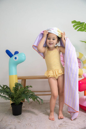 QUUT Dwustronny ręcznik plażowy PlayTowels M (140 x 70cm) Hopscotch