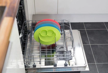 EZPZ Silikonowy talerzyk z podkładką mały 2w1 Mini Mat niebieski