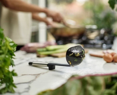 Joseph Joseph Chochelka silikonowa stalowy uchwyt Elevate