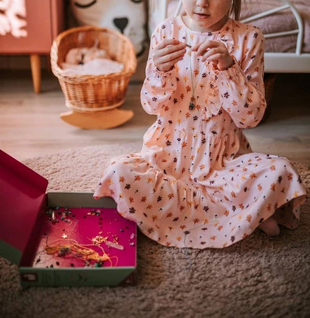 Janod Zestaw kreatywny do tworzenia biżuterii z kamieniami przynoszącymi szczęście 8+