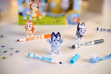 Crayola Figurki do malowania i mycia - zestaw zwierzątka 4 szt., flamastry zmywalne 6 szt., szczoteczka, naklejki Washimals Bluey 3+