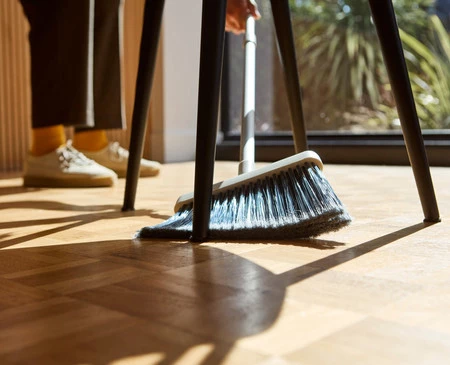 Joseph Joseph Miotła z wieszakiem CleanTech