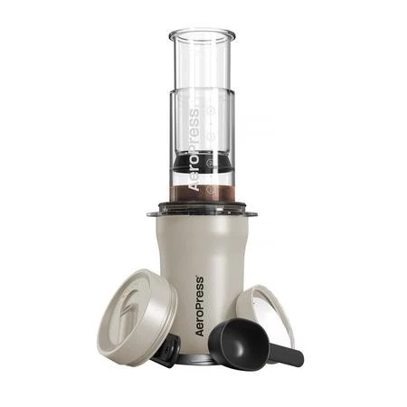 AeroPress Go Plus - Zaparzacz do kawy z kubkiem termicznym kremowy